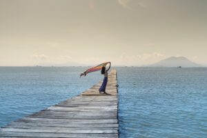 Ψυχολογία και Θάλασσα: Τι Συμβαίνει στον Εγκέφαλο Όταν Είμαστε Κοντά στο Νερό